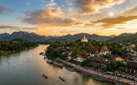 Fotorealistische Panoramaaufnahme von Altstadt Luang Prabang in Luang Prabang Laos, warmes Abendlicht auf Wahrzeichen - Foto: THN