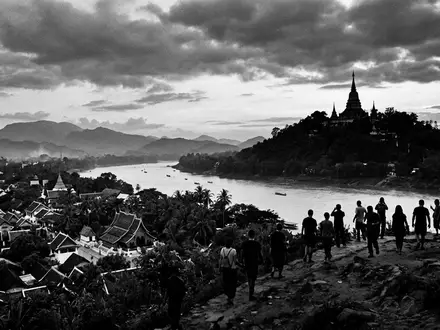 Schwarzweiss-Reportagebild vom Wahrzeichen Altstadt Luang Prabang in Luang Prabang Laos, dokumentarische Reisefotografie mit starken Kontrasten - Foto: THN