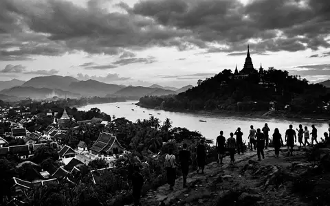Schwarzweiss-Reportagebild vom Wahrzeichen Altstadt Luang Prabang in Luang Prabang Laos, dokumentarische Reisefotografie mit starken Kontrasten - Foto: THN