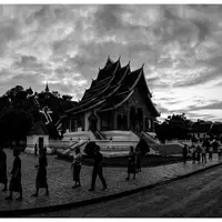 Schwarzweiss-Reportagebild vom Wahrzeichen Konigspalastmuseum Luang Prabang in Luang Prabang Laos, dokumentarische Reisefotografie mit starken Kontrasten - Foto: THN
