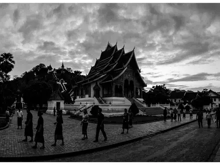 Schwarzweiss-Reportagebild vom Wahrzeichen Konigspalastmuseum Luang Prabang in Luang Prabang Laos, dokumentarische Reisefotografie mit starken Kontrasten - Foto: THN