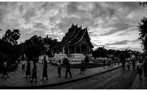 Schwarzweiss-Reportagebild vom Wahrzeichen Konigspalastmuseum Luang Prabang in Luang Prabang Laos, dokumentarische Reisefotografie mit starken Kontrasten - Foto: THN