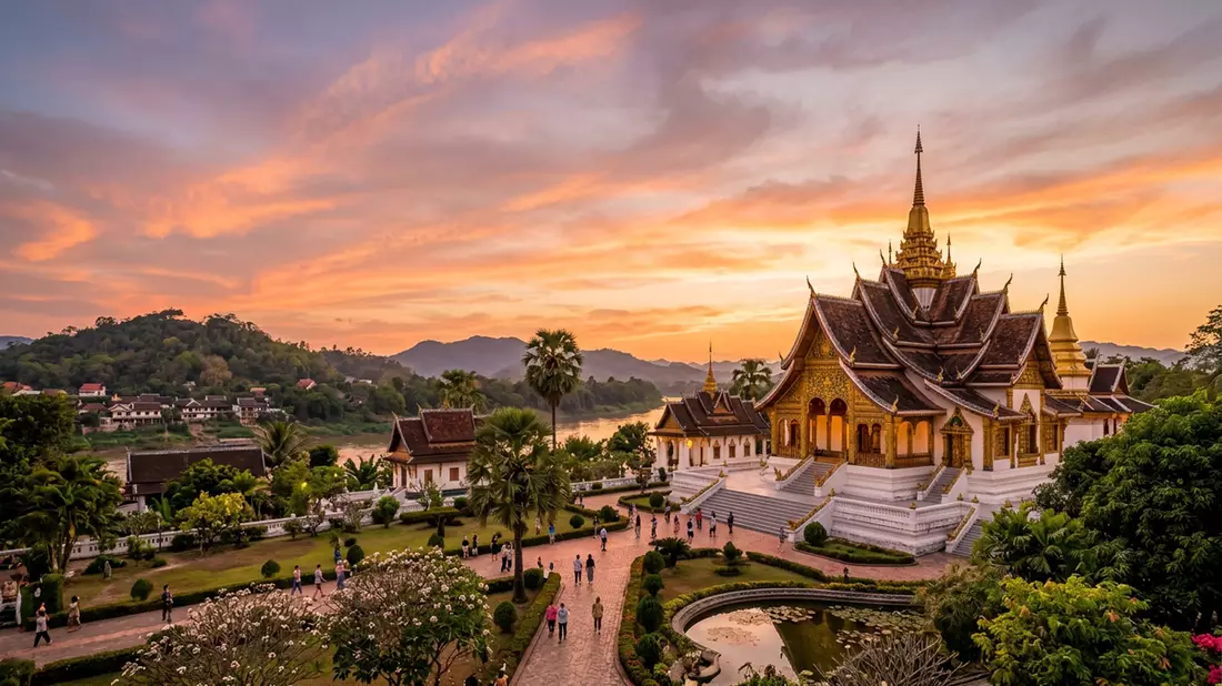 Fotorealistische Ansicht von Konigspalastmuseum Luang Prabang in Luang Prabang, Laos im Aben…
