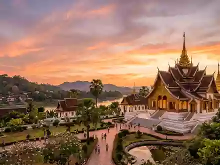 Fotorealistische Panoramaaufnahme von Konigspalastmuseum Luang Prabang in Luang Prabang Laos, warmes Abendlicht auf Wahrzeichen - Foto: THN