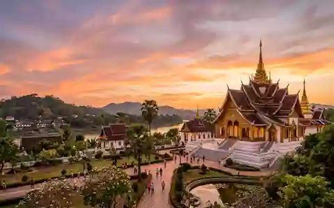 Fotorealistische Panoramaaufnahme von Konigspalastmuseum Luang Prabang in Luang Prabang Laos, warmes Abendlicht auf Wahrzeichen - Foto: THN