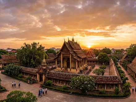 Fotorealistische Panoramaaufnahme von Wat Sisaket Vientiane in Vientiane Laos, warmes Abendlicht auf Wahrzeichen - Foto: THN