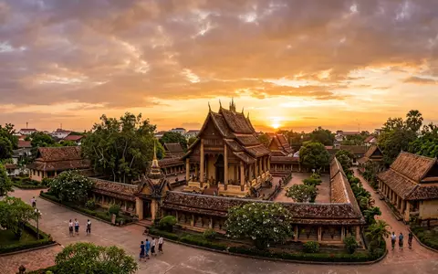 Fotorealistische Panoramaaufnahme von Wat Sisaket Vientiane in Vientiane Laos, warmes Abendlicht auf Wahrzeichen - Foto: THN