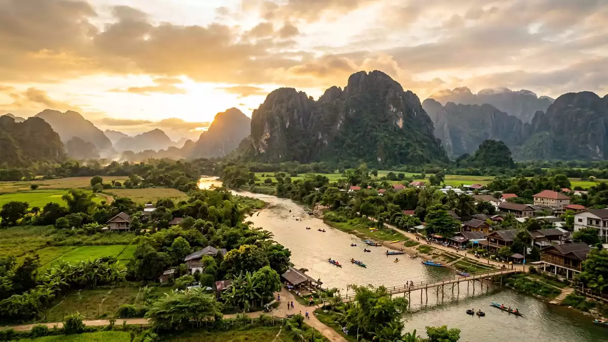 Fotorealistische Ansicht von Karstlandschaft Vang Vieng in Vang Vieng, Laos im Abendlicht