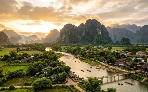 Fotorealistische Panoramaaufnahme von Karstlandschaft Vang Vieng in Vang Vieng Laos, warmes Abendlicht auf Wahrzeichen - Foto: THN