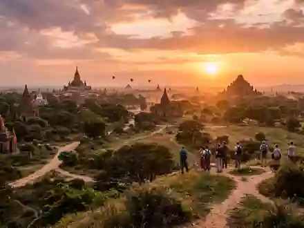 Fotorealistische Panoramaaufnahme von Bagan-Tempel in Bagan Myanmar, warmes Abendlicht auf Wahrzeichen im Reisemotiv - Foto: THN