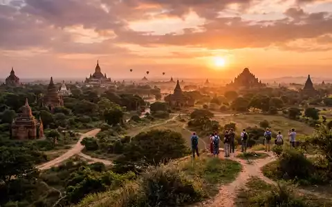 Fotorealistische Panoramaaufnahme von Bagan-Tempel in Bagan Myanmar, warmes Abendlicht auf Wahrzeichen im Reisemotiv - Foto: THN