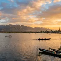 Fotorealistische Panoramaaufnahme von Inle-See in Nyaungshwe Myanmar, warmes Abendlicht auf Wahrzeichen im Reisemotiv - Foto: THN