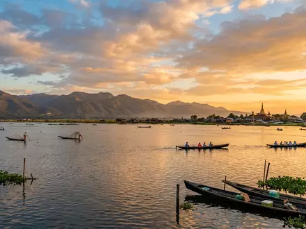 Fotorealistische Panoramaaufnahme von Inle-See in Nyaungshwe Myanmar, warmes Abendlicht auf Wahrzeichen im Reisemotiv - Foto: THN