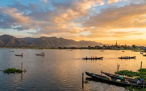 Fotorealistische Panoramaaufnahme von Inle-See in Nyaungshwe Myanmar, warmes Abendlicht auf Wahrzeichen im Reisemotiv - Foto: THN