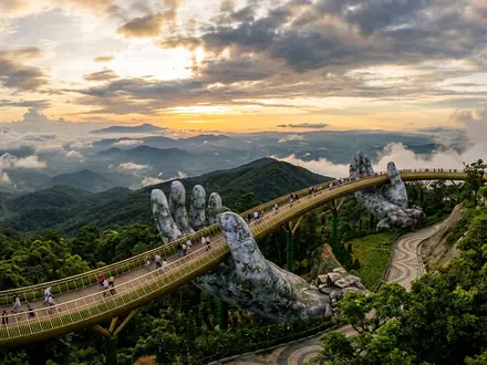 Fotorealistische Panoramaaufnahme von Goldene Brücke Da Nang in Da Nang Vietnam, warmes Abendlicht auf Wahrzeichen - Foto: THN