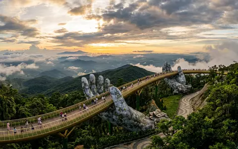 Fotorealistische Panoramaaufnahme von Goldene Brücke Da Nang in Da Nang Vietnam, warmes Abendlicht auf Wahrzeichen - Foto: THN
