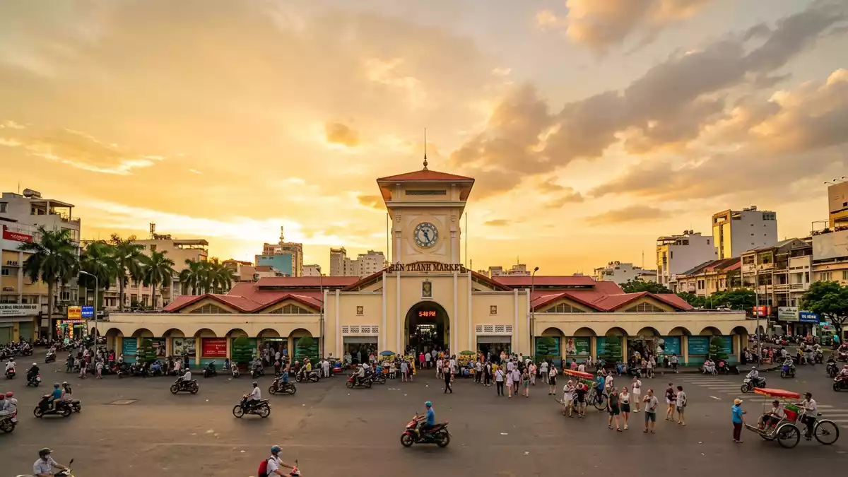 Fotorealistische Ansicht von Ben-Thanh-Markt in Ho-Chi-Minh-Stadt, Vietnam im Abendlicht