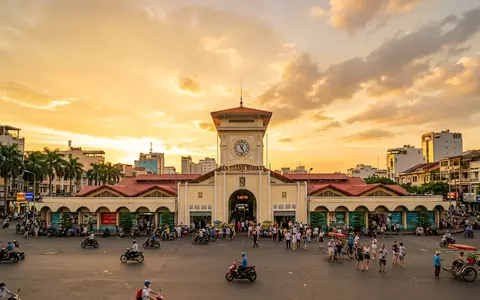 Fotorealistische Panoramaaufnahme von Ben-Thanh-Markt in Ho-Chi-Minh-Stadt Vietnam, warmes Abendlicht auf Wahrzeichen im Reisemotiv - Foto: THN