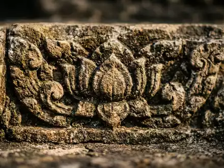 Extreme Makroaufnahme eines Materialdetails am Wahrzeichen Pha That Luang in Vientiane Laos, taktile Struktur und - Foto: THN