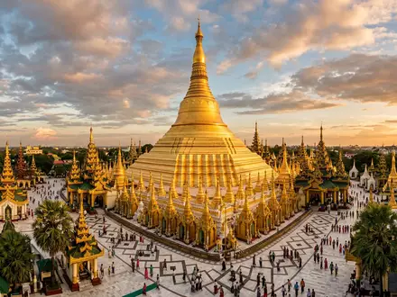Fotorealistische Panoramaaufnahme von Shwedagon-Pagode Yangon in Yangon Myanmar, warmes Abendlicht auf Wahrzeichen - Foto: THN