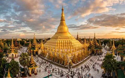 Fotorealistische Panoramaaufnahme von Shwedagon-Pagode Yangon in Yangon Myanmar, warmes Abendlicht auf Wahrzeichen - Foto: THN