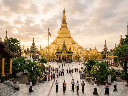 Editorialbild im Reisemagazin-Stil vom Wahrzeichen Shwedagon-Pagode Yangon in Yangon Myanmar, ausgewogene Bildgestaltung und natuerliches Umgebungslicht - Foto: THN