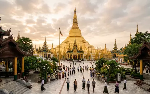 Editorialbild im Reisemagazin-Stil vom Wahrzeichen Shwedagon-Pagode Yangon in Yangon Myanmar, ausgewogene Bildgestaltung und natuerliches Umgebungslicht - Foto: THN