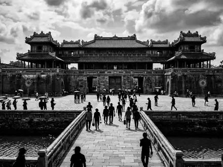 Schwarzweiss-Reportagebild vom Wahrzeichen Kaiserstadt Hue in Hue Vietnam, dokumentarische Reisefotografie mit starken Kontrasten - Foto: THN