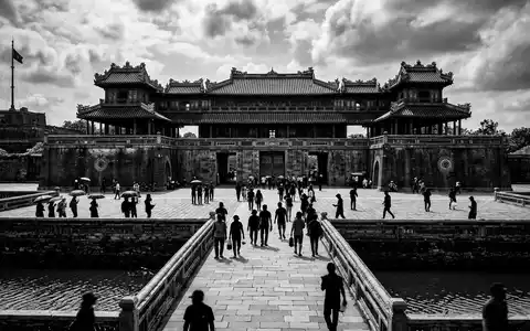 Schwarzweiss-Reportagebild vom Wahrzeichen Kaiserstadt Hue in Hue Vietnam, dokumentarische Reisefotografie mit starken Kontrasten - Foto: THN