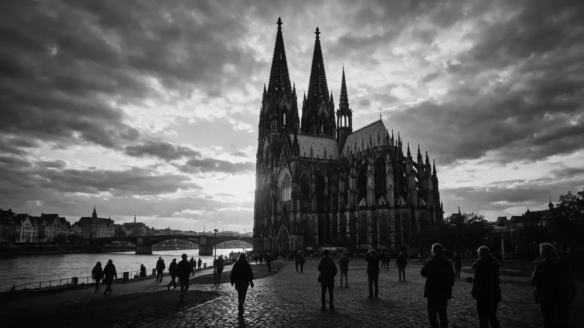 Schwarzweiss-Reportage vom Wahrzeichen Kölner Dom in Köln, Deutschland
