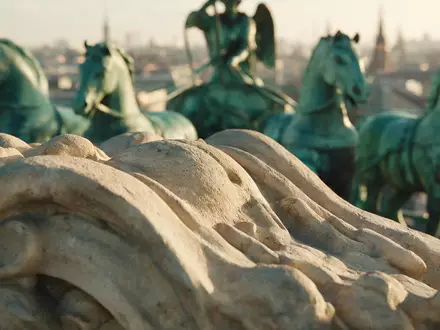 Extreme Makroaufnahme eines Materialdetails am Wahrzeichen Brandenburger Tor Berlin in Berlin Deutschland, taktile Struktur und - Foto: THN