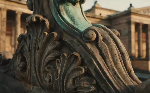 Extreme Makroaufnahme eines Materialdetails am Wahrzeichen Museumsinsel Berlin in Berlin Deutschland, taktile Struktur und weiches - Foto: THN