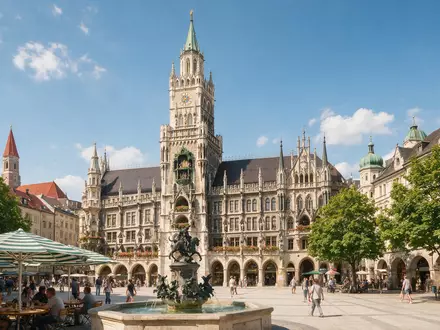Editorialbild im Reisemagazin-Stil vom Wahrzeichen Marienplatz München in München Deutschland, ausgewogene Bildgestaltung und natuerliches Umgebungslicht - Foto: THN