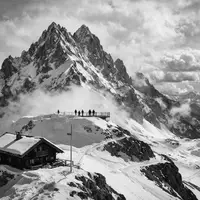 Schwarzweiss-Reportagebild vom Wahrzeichen Zugspitze in Garmisch-Partenkirchen Deutschland, dokumentarische Reisefotografie mit starken Kontrasten - Foto: THN