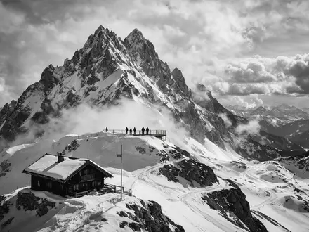 Schwarzweiss-Reportagebild vom Wahrzeichen Zugspitze in Garmisch-Partenkirchen Deutschland, dokumentarische Reisefotografie mit starken Kontrasten - Foto: THN