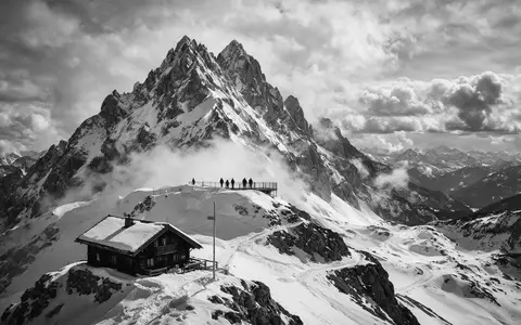 Schwarzweiss-Reportagebild vom Wahrzeichen Zugspitze in Garmisch-Partenkirchen Deutschland, dokumentarische Reisefotografie mit starken Kontrasten - Foto: THN