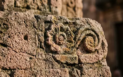 Extreme Makroaufnahme eines Materialdetails am Wahrzeichen Morelia Altstadt in Morelia Mexiko, taktile Struktur und weiches - Foto: THN