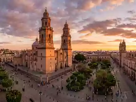 Fotorealistische Panoramaaufnahme von Morelia Altstadt in Morelia Mexiko, warmes Abendlicht auf Wahrzeichen - Foto: THN