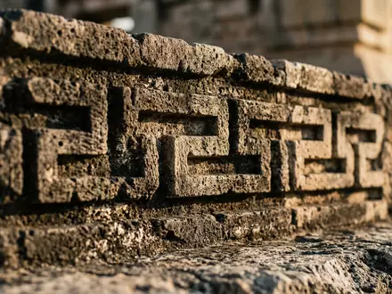 Extreme Makroaufnahme eines Materialdetails am Wahrzeichen Mitla in Oaxaca Mexiko, taktile Struktur und weiches Seitenlicht - Foto: THN