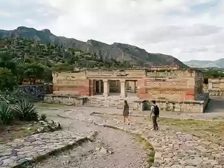 Editorialbild im Reisemagazin-Stil vom Wahrzeichen Mitla in Oaxaca Mexiko, ausgewogene Bildgestaltung und natuerliches Umgebungslicht - Foto: THN