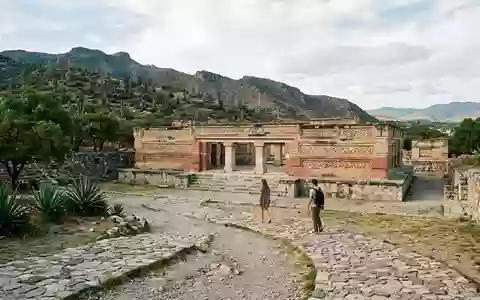 Editorialbild im Reisemagazin-Stil vom Wahrzeichen Mitla in Oaxaca Mexiko, ausgewogene Bildgestaltung und natuerliches Umgebungslicht - Foto: THN