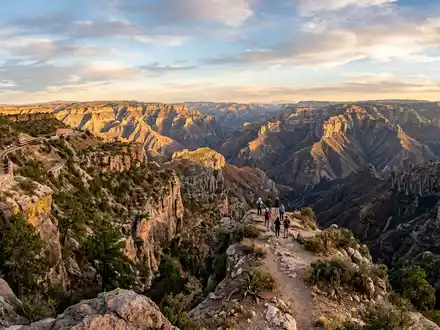 Fotorealistische Panoramaaufnahme von Barranca del Cobre Aussichtspunkt in Divisadero Mexiko, warmes Abendlicht auf Wahrzeichen - Foto: THN