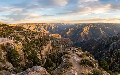 Fotorealistische Panoramaaufnahme von Barranca del Cobre Aussichtspunkt in Divisadero Mexiko, warmes Abendlicht auf Wahrzeichen - Foto: THN