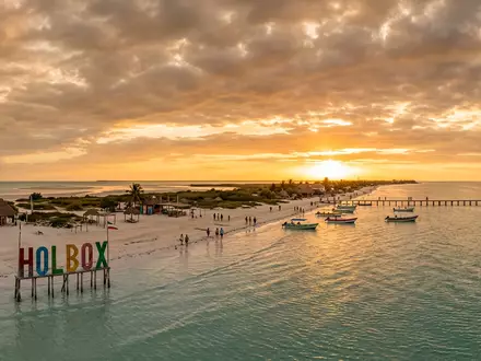 Fotorealistische Panoramaaufnahme von Isla Holbox in Holbox Mexiko, warmes Abendlicht auf Wahrzeichen - Foto: THN