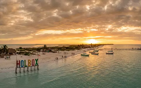 Fotorealistische Panoramaaufnahme von Isla Holbox in Holbox Mexiko, warmes Abendlicht auf Wahrzeichen - Foto: THN