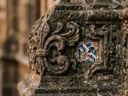 Extreme Makroaufnahme eines Materialdetails am Wahrzeichen Puebla Altstadt in Puebla Mexiko, taktile Struktur und weiches - Foto: THN