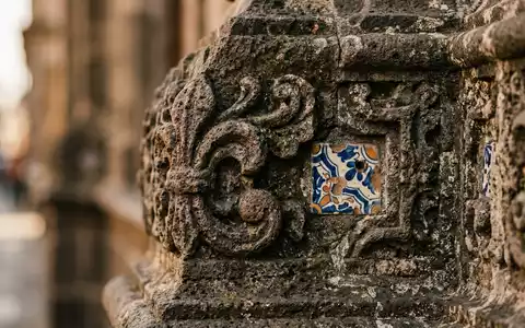 Extreme Makroaufnahme eines Materialdetails am Wahrzeichen Puebla Altstadt in Puebla Mexiko, taktile Struktur und weiches - Foto: THN