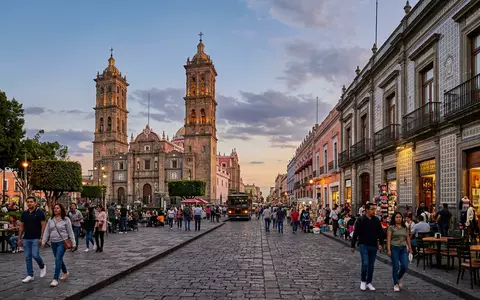 Editorialbild im Reisemagazin-Stil vom Wahrzeichen Puebla Altstadt in Puebla Mexiko, ausgewogene Bildgestaltung und natuerliches Umgebungslicht - Foto: THN