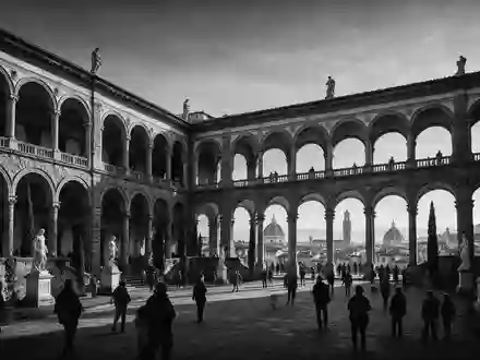 Schwarzweiss-Reportagebild vom Wahrzeichen Uffizien Florenz in Florenz Italien, dokumentarische Reisefotografie mit starken Kontrasten - Foto: THN