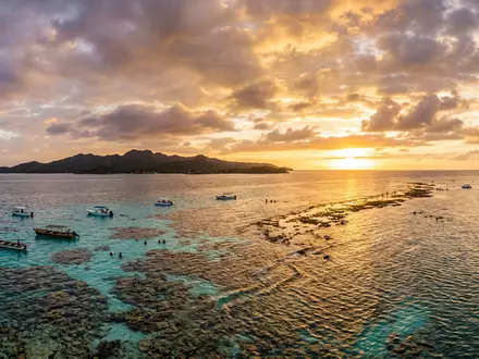Fotorealistische Panoramaaufnahme von Utila-Riff in Utila Honduras, warmes Abendlicht auf Wahrzeichen im Reisemotiv - Foto: THN